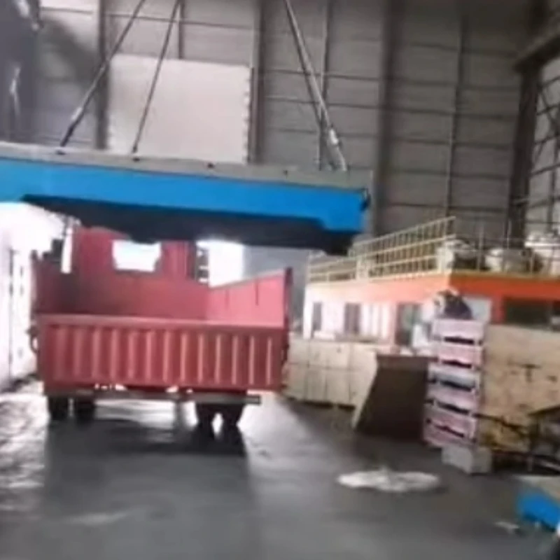 It platfoarm fan it cast Iron wurdt laden op it auto foar ferstjoeren